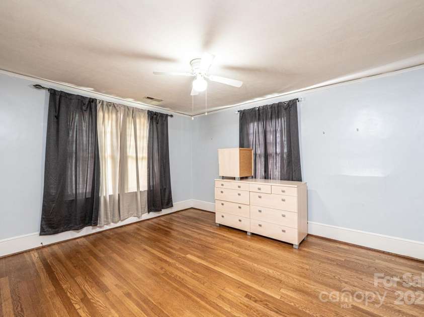 625 2nd Street, Hickory, NC 28601.  MLS# CAR4250862, YatesRealty ID 15646. 