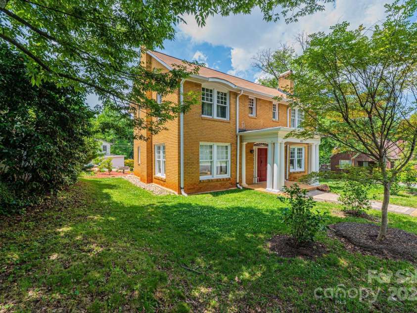 625 2nd Street, Hickory, NC 28601.  MLS# CAR4250862, YatesRealty ID 15646. 