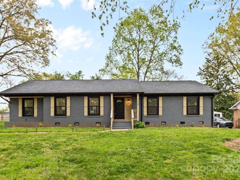 7009 Wrentree Drive, Charlotte, NC 28210.  MLS# CAR4241496, YatesRealty ID 15649. 