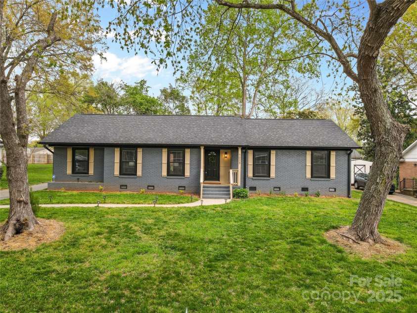 7009 Wrentree Drive, Charlotte, NC 28210.  MLS# CAR4241496, YatesRealty ID 15649. 