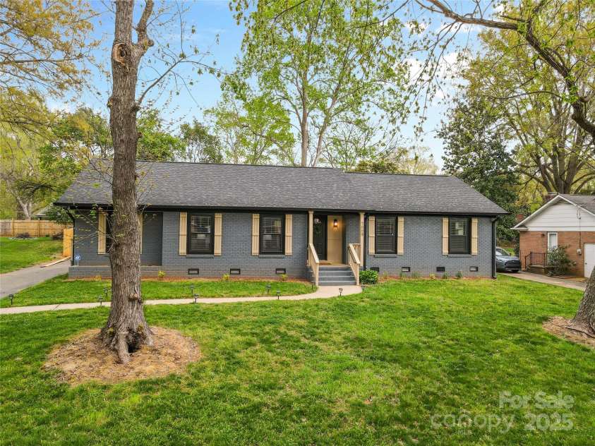 7009 Wrentree Drive, Charlotte, NC 28210.  MLS# CAR4241496, YatesRealty ID 15649. 