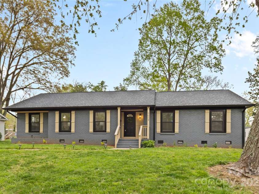 7009 Wrentree Drive, Charlotte, NC 28210.  MLS# CAR4241496, YatesRealty ID 15649. 