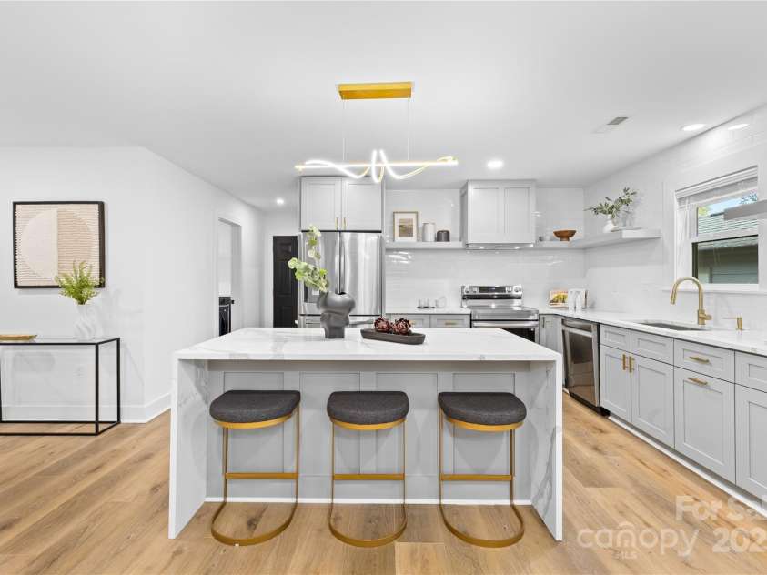 7009 Wrentree Drive, Charlotte, NC 28210.  MLS# CAR4241496, YatesRealty ID 15649. 