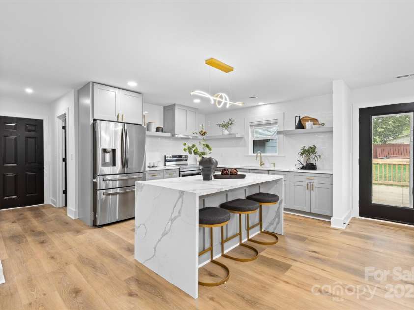 7009 Wrentree Drive, Charlotte, NC 28210.  MLS# CAR4241496, YatesRealty ID 15649. 