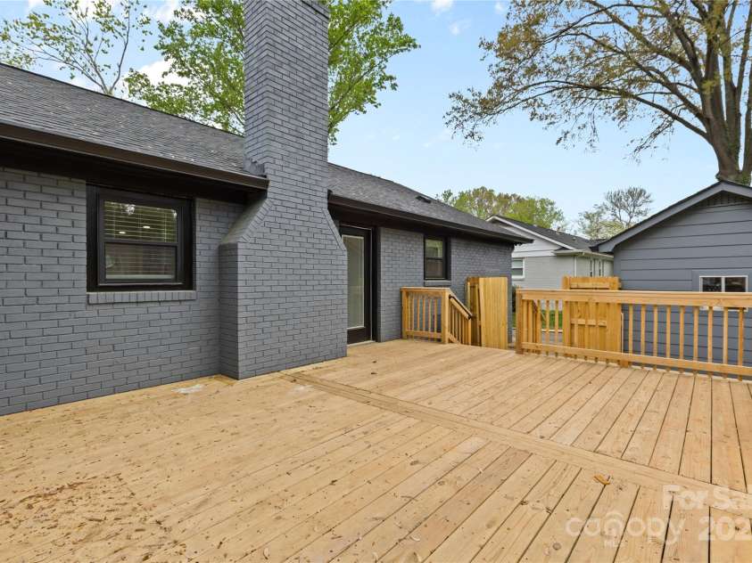 7009 Wrentree Drive, Charlotte, NC 28210.  MLS# CAR4241496, YatesRealty ID 15649. 