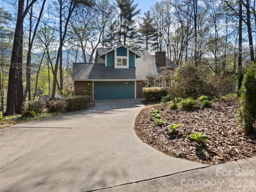 26 Autumn Ridge Lane, Asheville, NC 28803.  MLS# CAR4368314, YatesRealty ID 15650. 