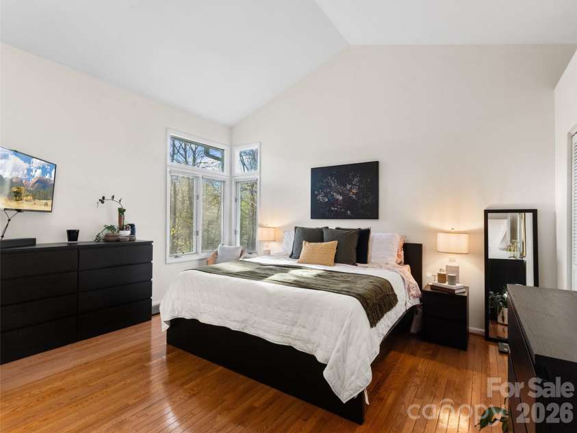 26 Autumn Ridge Lane, Asheville, NC 28803.  MLS# CAR4368314, YatesRealty ID 15650. Tall ceiling and spacious master bedroom.