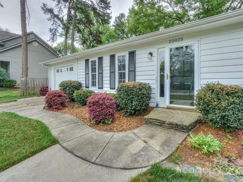 22025 Torrence Chapel Road, Cornelius, NC 28031.  MLS# CAR4244021, YatesRealty ID 15652. Beautifully maintained yard.