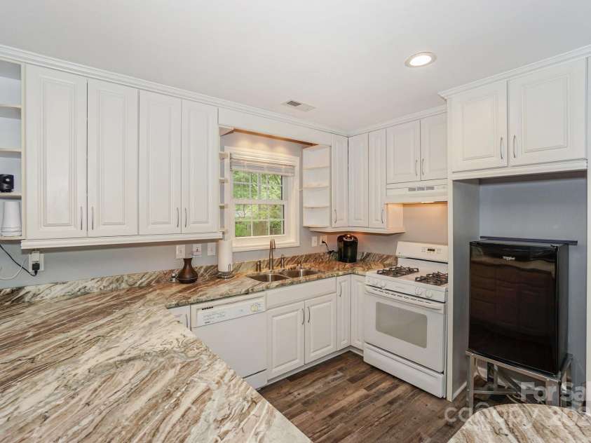 22025 Torrence Chapel Road, Cornelius, NC 28031.  MLS# CAR4244021, YatesRealty ID 15652. Very Nice white kitchen cabinets with GAS cooktop & Marble countertops