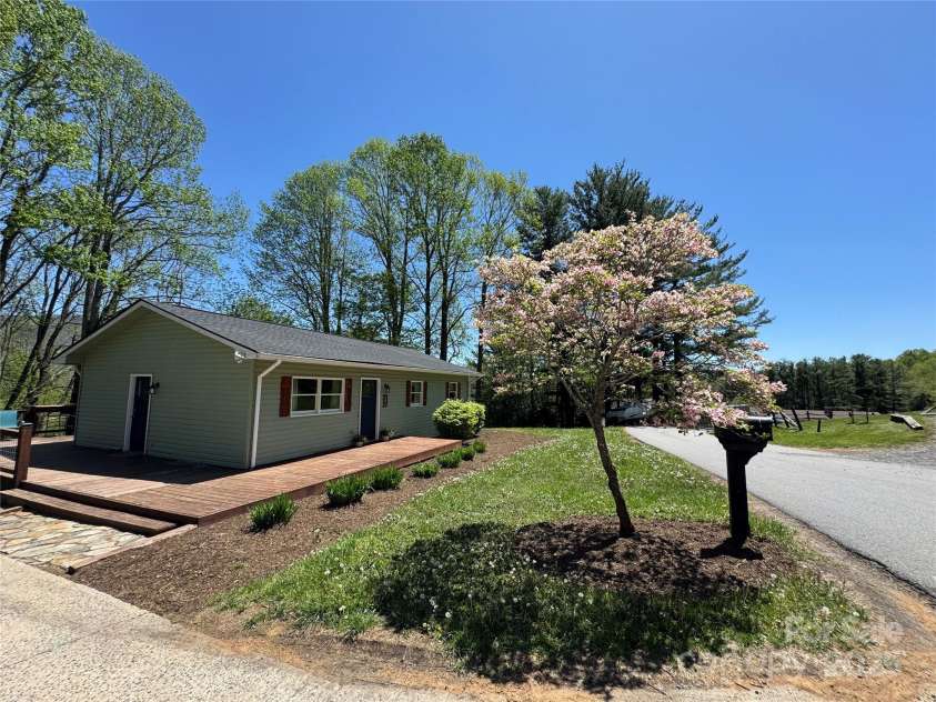 506 Greenbriar Drive, West Jefferson, NC 28694.  MLS# CAR4253689, YatesRealty ID 15655. 