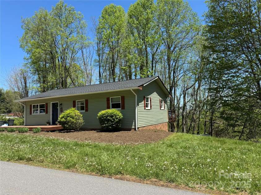 506 Greenbriar Drive, West Jefferson, NC 28694.  MLS# CAR4253689, YatesRealty ID 15655. 