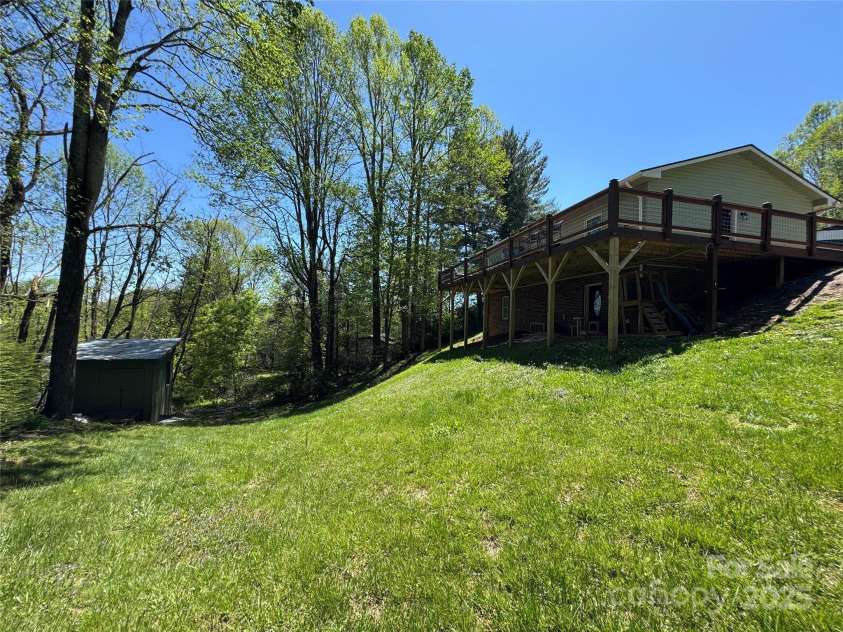 506 Greenbriar Drive, West Jefferson, NC 28694.  MLS# CAR4253689, YatesRealty ID 15655. Beautiful backyard
