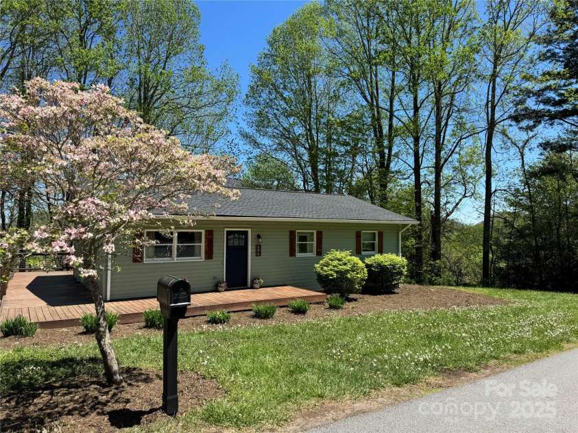 506 Greenbriar Drive, West Jefferson, NC 28694.  MLS# CAR4253689, YatesRealty ID 15655. Beautiful Spring Day!