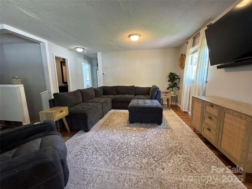 506 Greenbriar Drive, West Jefferson, NC 28694.  MLS# CAR4253689, YatesRealty ID 15655. Cozy Living Room