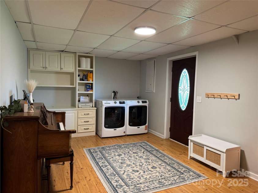 506 Greenbriar Drive, West Jefferson, NC 28694.  MLS# CAR4253689, YatesRealty ID 15655. Family room/sitting area with downstairs laundry nook