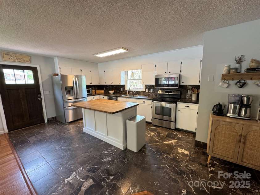 506 Greenbriar Drive, West Jefferson, NC 28694.  MLS# CAR4253689, YatesRealty ID 15655. Inviting and efficient Kitchen