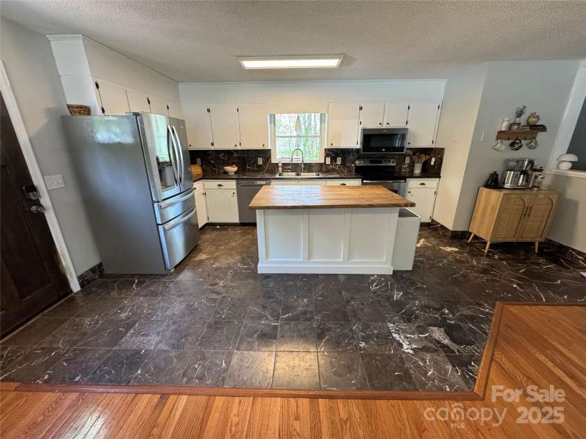 506 Greenbriar Drive, West Jefferson, NC 28694.  MLS# CAR4253689, YatesRealty ID 15655. Kitchen