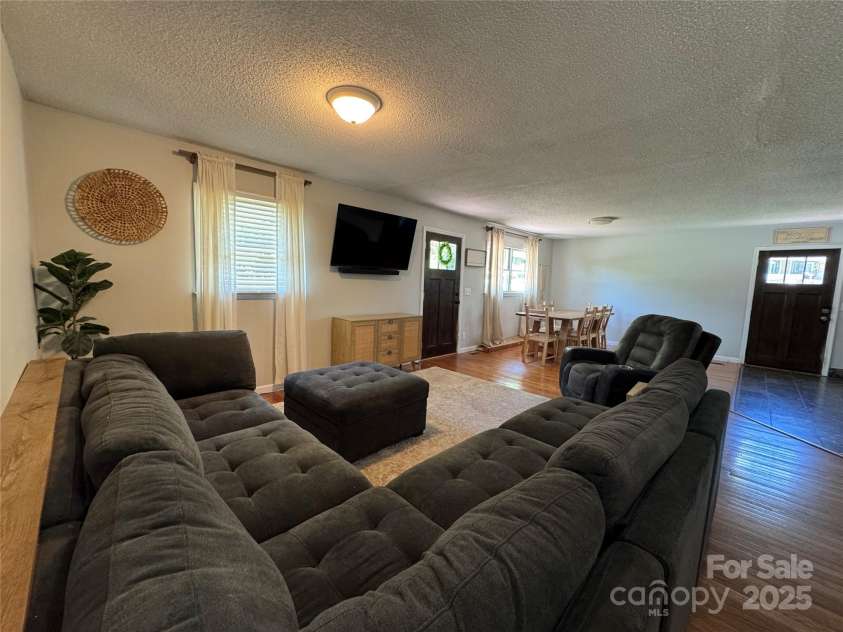 506 Greenbriar Drive, West Jefferson, NC 28694.  MLS# CAR4253689, YatesRealty ID 15655. Living Room