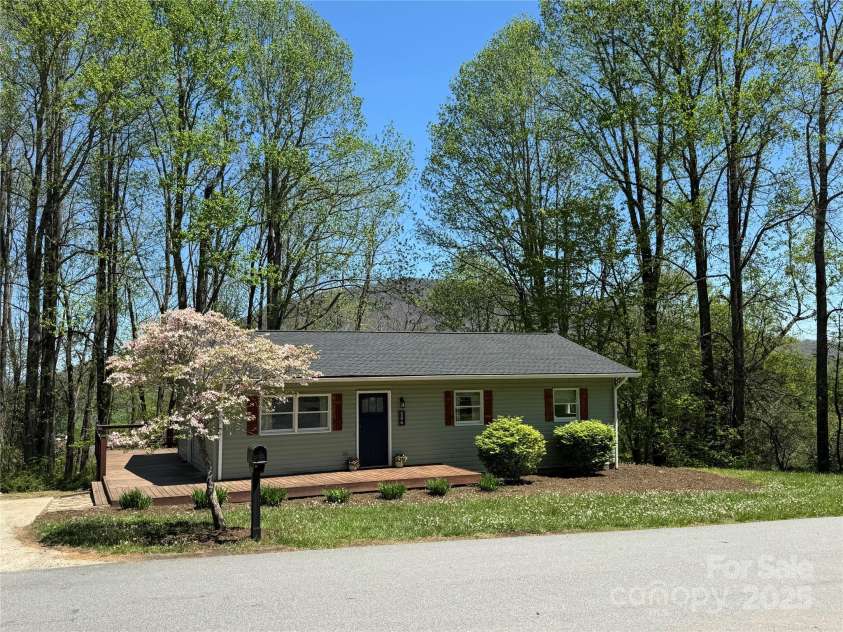 506 Greenbriar Drive, West Jefferson, NC 28694.  MLS# CAR4253689, YatesRealty ID 15655. Welcome to your new home!