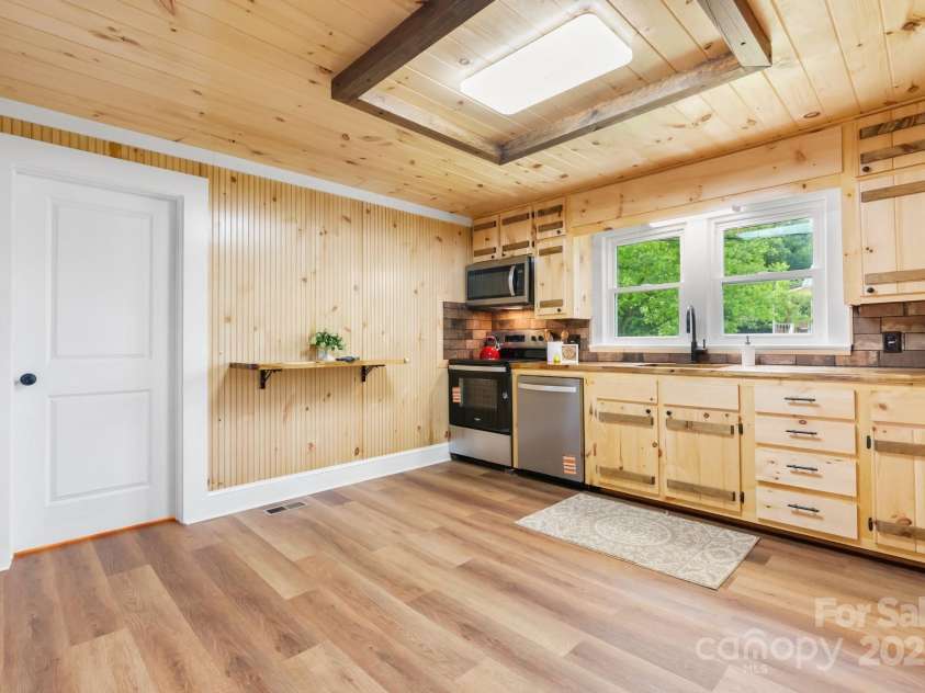 116 Hill Street, Morganton, NC 28655.  MLS# CAR4262720, YatesRealty ID 15656. 