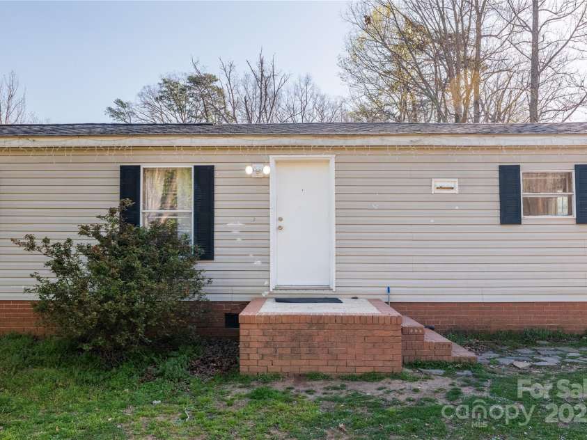 130 Delinda Drive, Rockwell, NC 28138.  MLS# CAR4235974, YatesRealty ID 15658. FRONT ENTRANCE