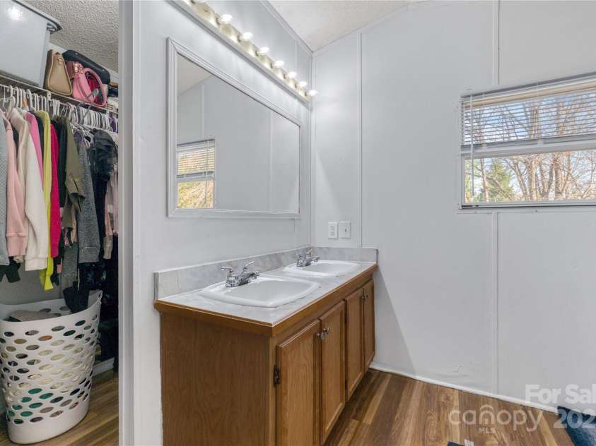 130 Delinda Drive, Rockwell, NC 28138.  MLS# CAR4235974, YatesRealty ID 15658. WALKING CLOSET