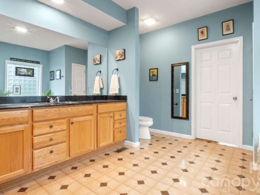 2853 Wimbledon Drive, Gastonia, NC 28056.  MLS# CAR4349832, YatesRealty ID 15659. Primary Bath