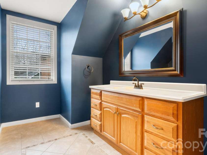 2853 Wimbledon Drive, Gastonia, NC 28056.  MLS# CAR4349832, YatesRealty ID 15659. Upstairs Full Bath