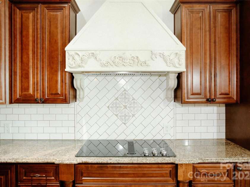 4642 King Crowder Drive, Gastonia, NC 28052.  MLS# CAR4147869, YatesRealty ID 1566. Back splash and custom vent hood