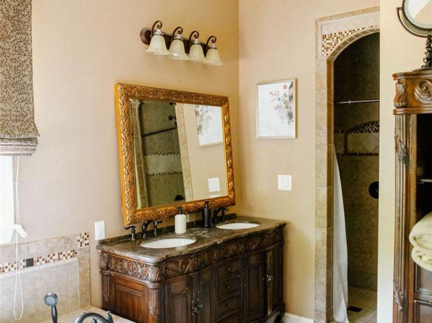 4642 King Crowder Drive, Gastonia, NC 28052.  MLS# CAR4147869, YatesRealty ID 1566. Primary en suit bathroom