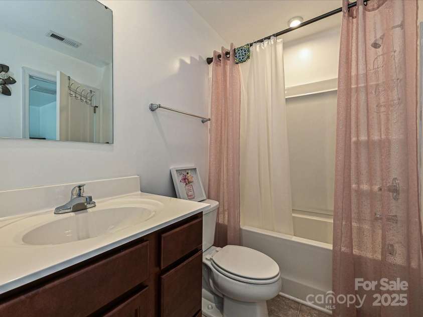 2715 Sydney Overlook Lane, Charlotte, NC 28269.  MLS# CAR4254763, YatesRealty ID 15662. 