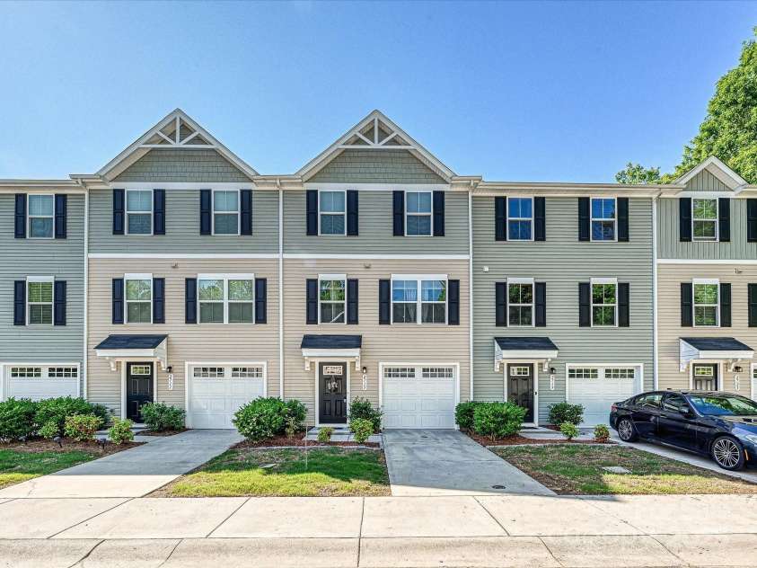 2715 Sydney Overlook Lane, Charlotte, NC 28269.  MLS# CAR4254763, YatesRealty ID 15662. 
