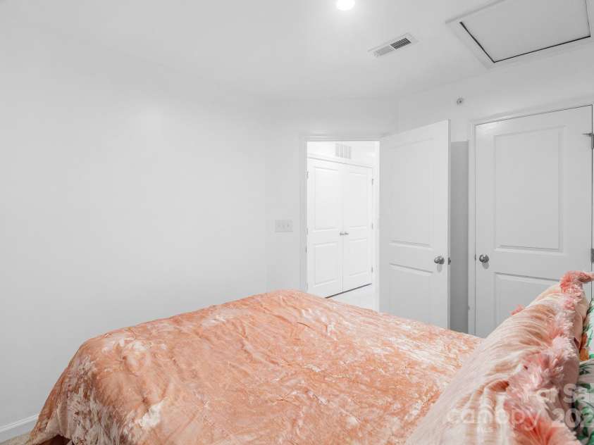 2715 Sydney Overlook Lane, Charlotte, NC 28269.  MLS# CAR4320371, YatesRealty ID 15662. 