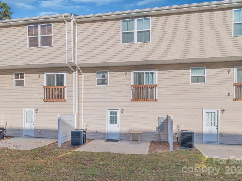 2715 Sydney Overlook Lane, Charlotte, NC 28269.  MLS# CAR4320371, YatesRealty ID 15662. 