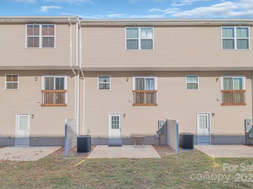 2715 Sydney Overlook Lane, Charlotte, NC 28269.  MLS# CAR4320371, YatesRealty ID 15662. 