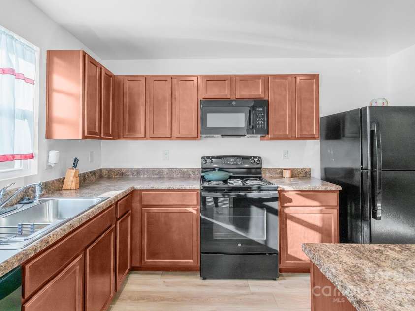 2715 Sydney Overlook Lane, Charlotte, NC 28269.  MLS# CAR4320371, YatesRealty ID 15662. 