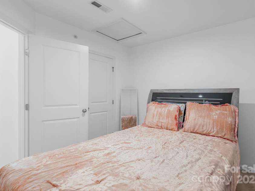 2715 Sydney Overlook Lane, Charlotte, NC 28269.  MLS# CAR4320371, YatesRealty ID 15662. 