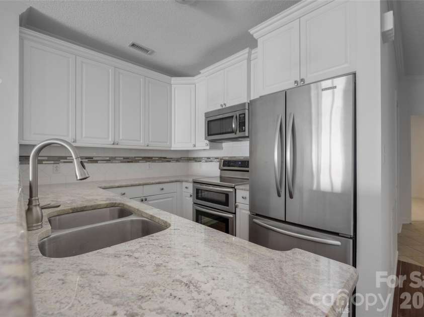 18840 Nautical Drive, Cornelius, NC 28031.  MLS# CAR4402035, YatesRealty ID 15666. Kitchen