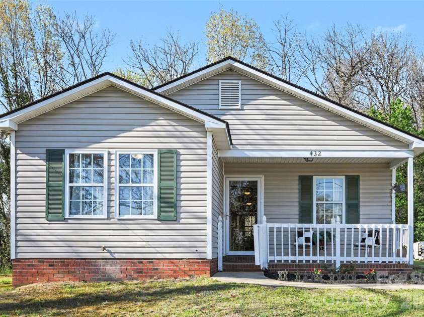 432 Coxe Avenue, Charlotte, NC 28208.  MLS# CAR4363921, YatesRealty ID 15667. 