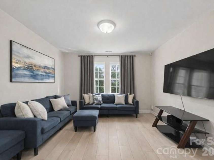 432 Coxe Avenue, Charlotte, NC 28208.  MLS# CAR4363921, YatesRealty ID 15667. 