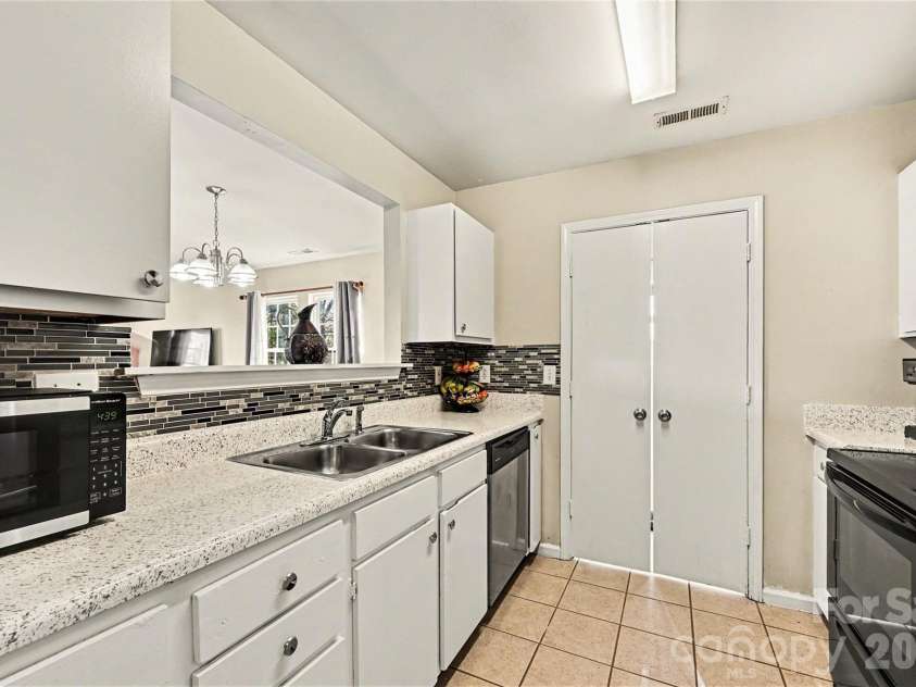 432 Coxe Avenue, Charlotte, NC 28208.  MLS# CAR4363921, YatesRealty ID 15667. 