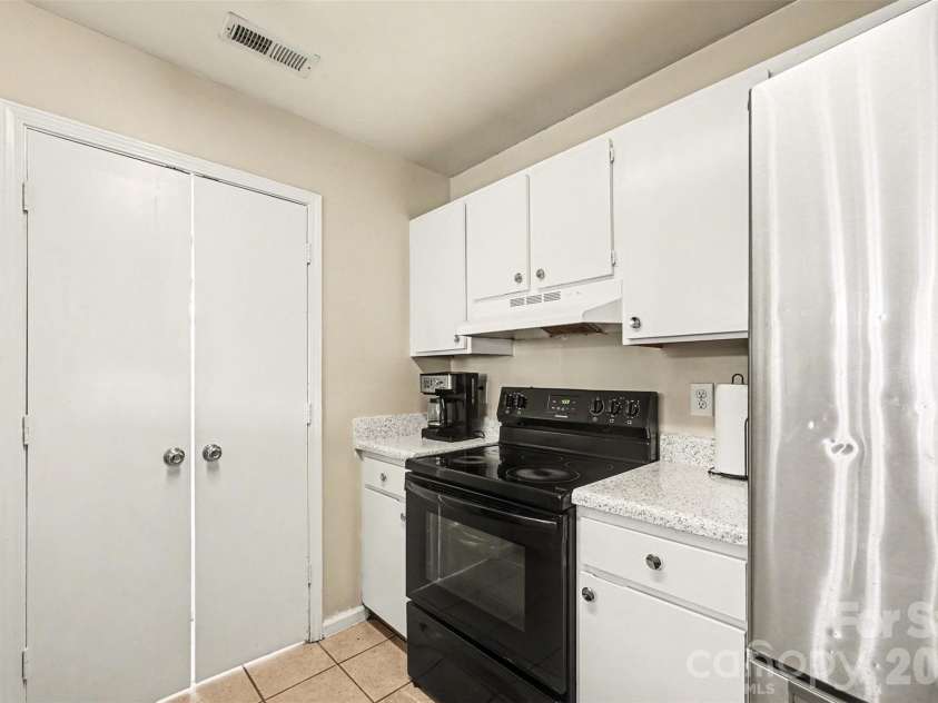432 Coxe Avenue, Charlotte, NC 28208.  MLS# CAR4363921, YatesRealty ID 15667. 