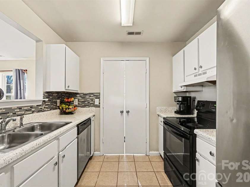 432 Coxe Avenue, Charlotte, NC 28208.  MLS# CAR4363921, YatesRealty ID 15667. 