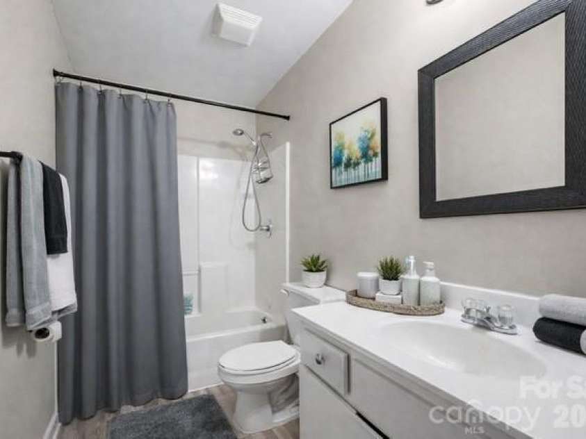 432 Coxe Avenue, Charlotte, NC 28208.  MLS# CAR4363921, YatesRealty ID 15667. 