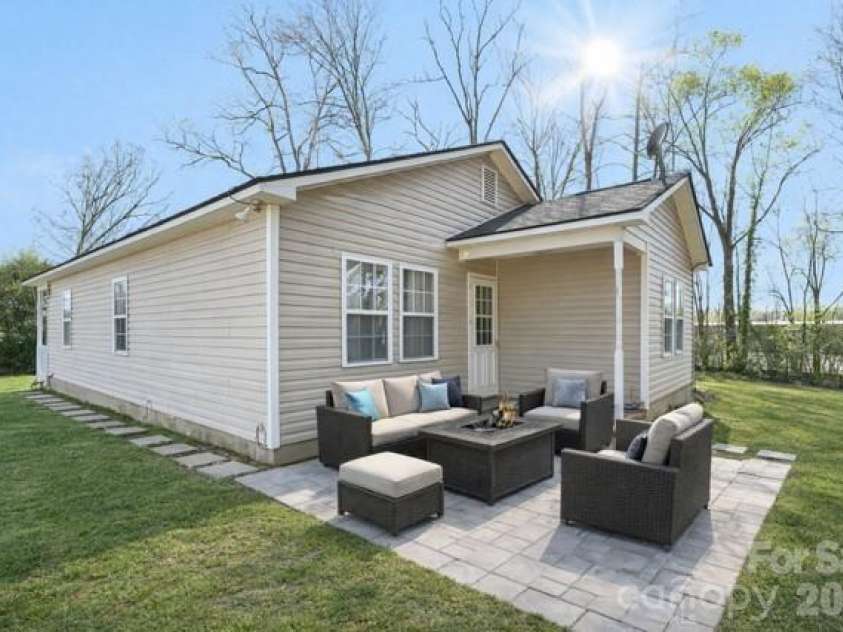 432 Coxe Avenue, Charlotte, NC 28208.  MLS# CAR4363921, YatesRealty ID 15667. 