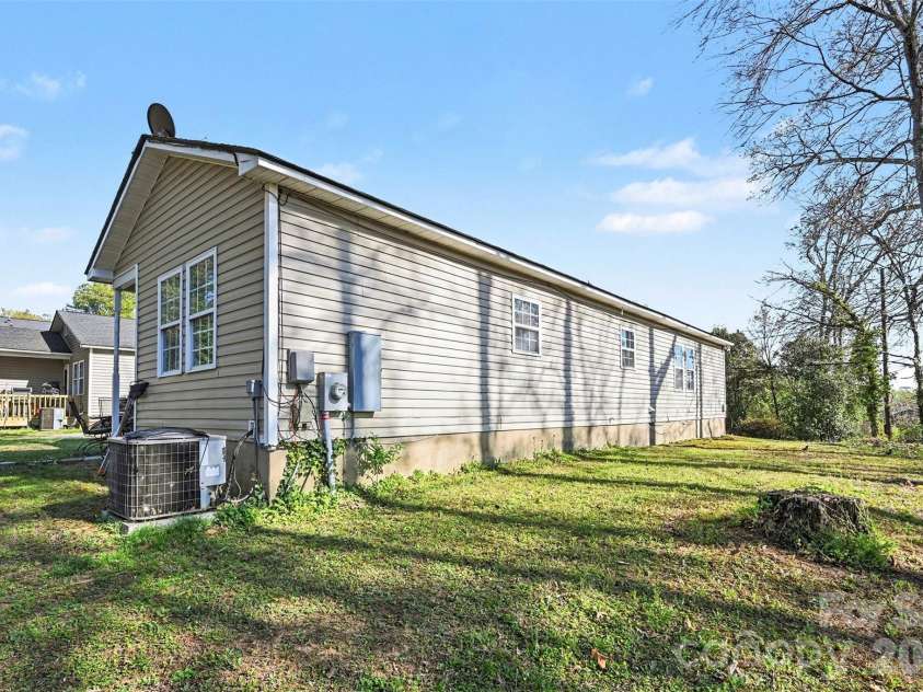 432 Coxe Avenue, Charlotte, NC 28208.  MLS# CAR4363921, YatesRealty ID 15667. 
