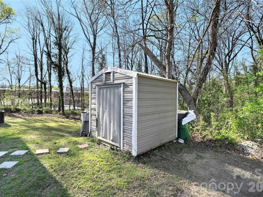 432 Coxe Avenue, Charlotte, NC 28208.  MLS# CAR4363921, YatesRealty ID 15667. 