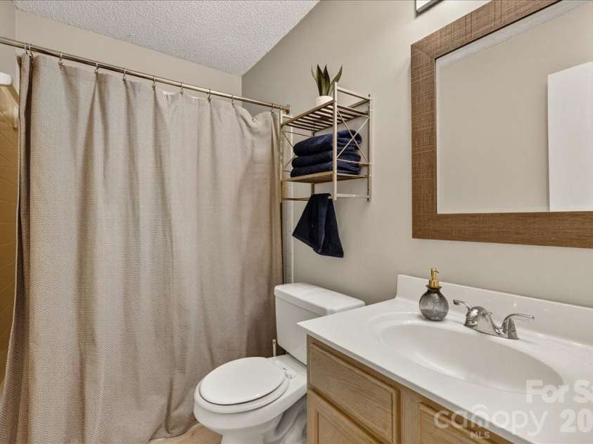 1608 Sharon Road, Charlotte, NC 28210.  MLS# CAR4396461, YatesRealty ID 15668. En Suite Bathroom