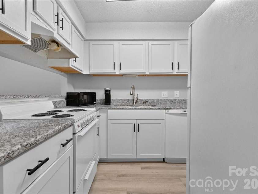 1608 Sharon Road, Charlotte, NC 28210.  MLS# CAR4396461, YatesRealty ID 15668. Kitchen