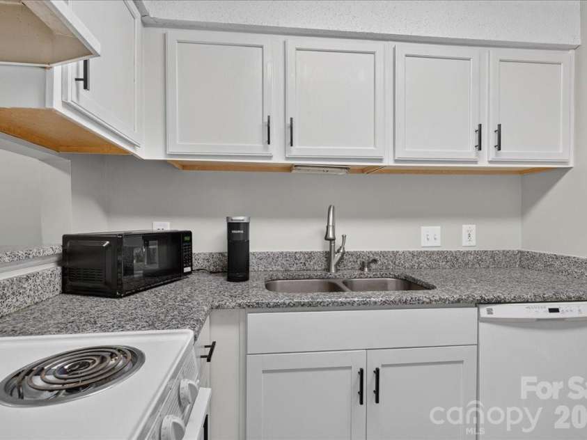 1608 Sharon Road, Charlotte, NC 28210.  MLS# CAR4396461, YatesRealty ID 15668. Kitchen